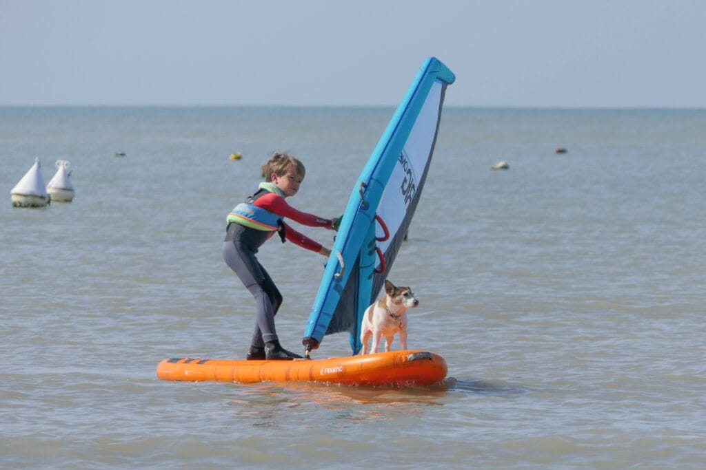 Plage de L'Écuissière accessible aux chiens près de La Michounette