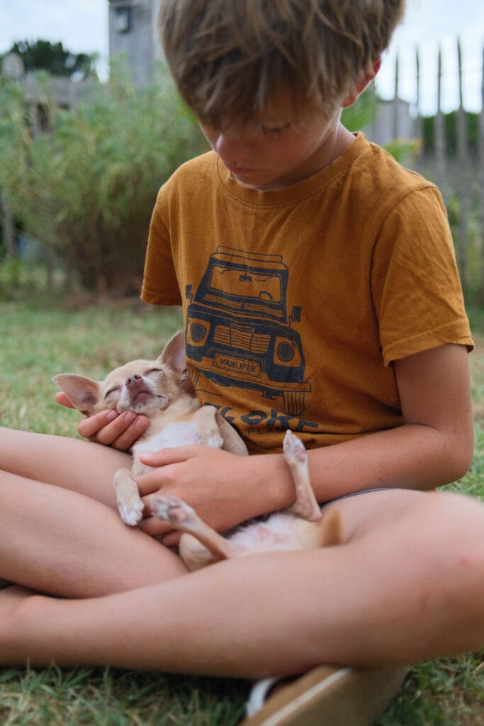 promenade avec son chien près de L'Écuissière à Oléron